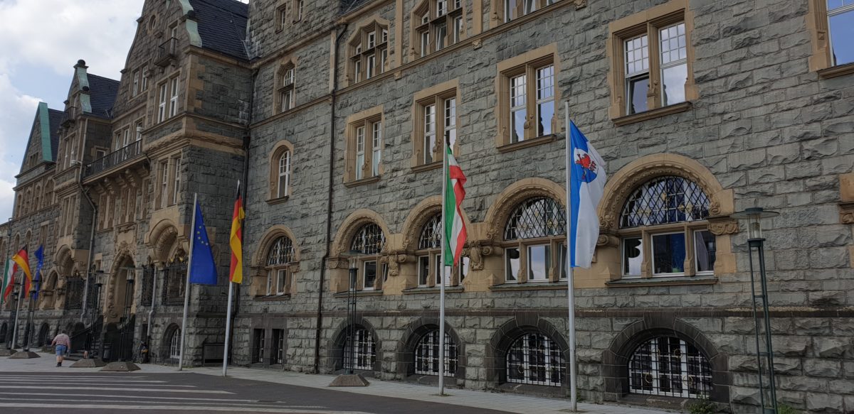 Fahnen als Symbole für Gemeinschaft am Remscheider Rathaus. Foto: Sascha von Gerishem
